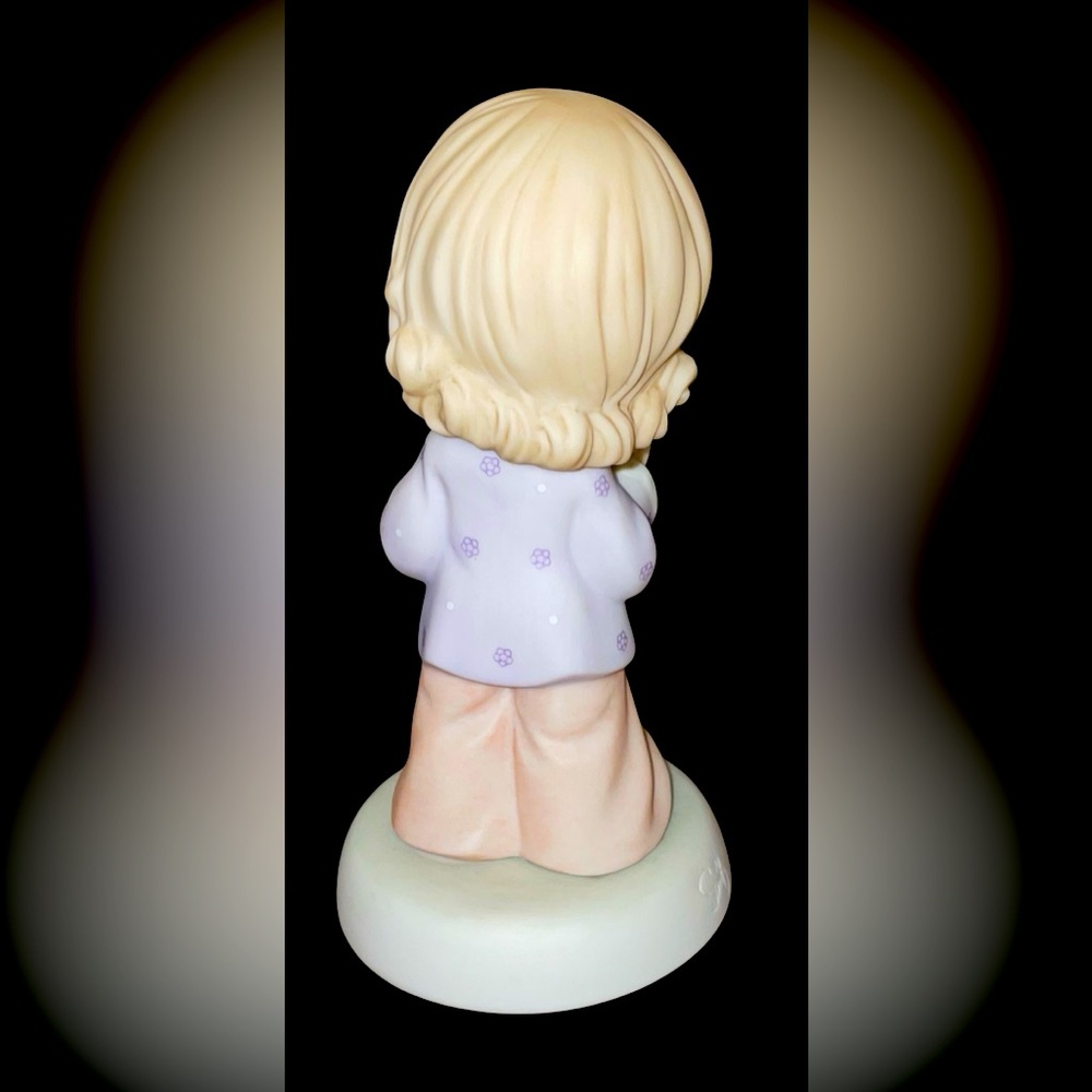 Precious Moments Figurine “A Grandma’s Love Is One Size Fits All” - Picture 3 of 10